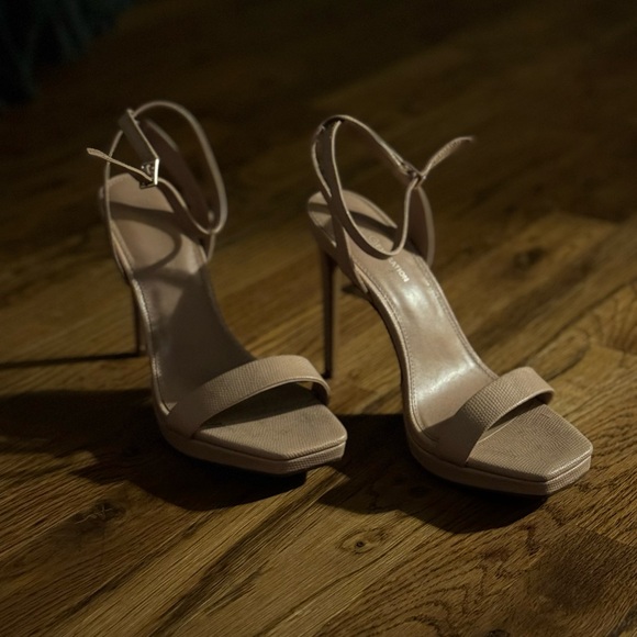 Classic Nude Heels w Square Toe - Picture 6 of 6